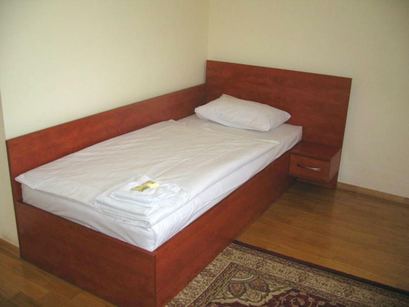 Готель Леон Novohrad-Volynskyy Ngoại thất bức ảnh
